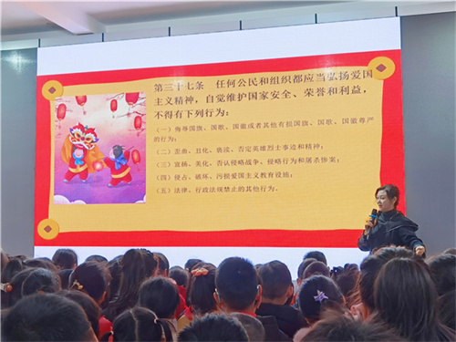 新学期，马校长带领我们一起学法.jpg