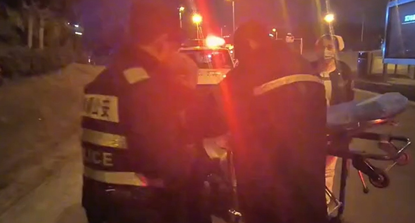 视频 | 老人寒夜摔倒街头 成都民警暖心救助