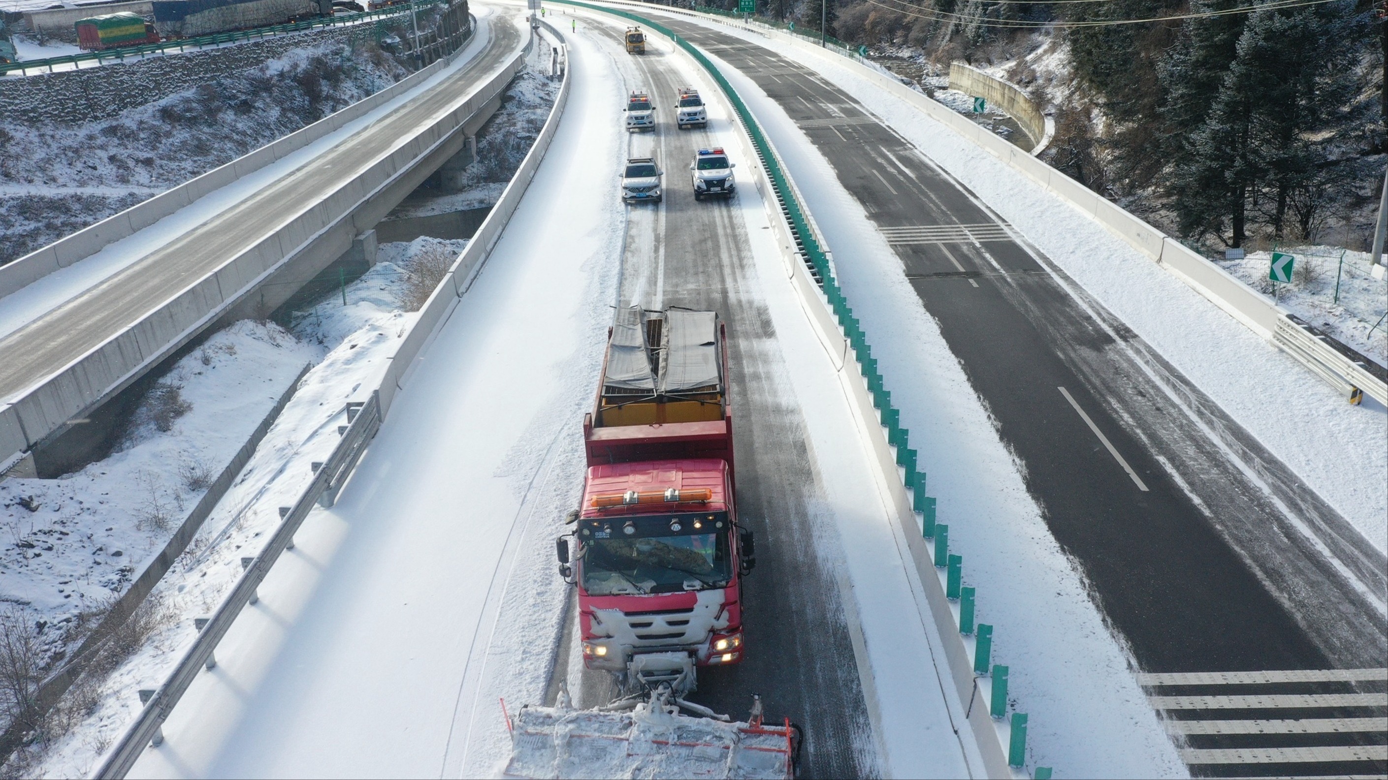 受雨雪及路面结冰影响 四川1个路段封闭，多个收费站关闭