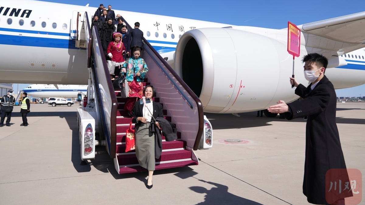 出席十四届全国人大二次会议的四川代表团抵京