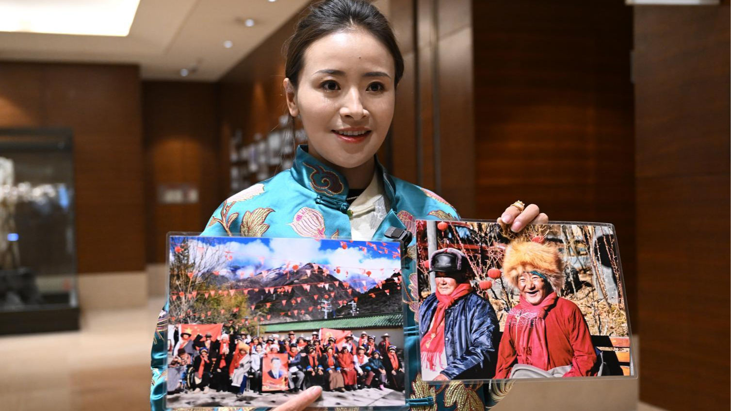 行李箱里装了四张照片，这位全国人大代表要把老人们的笑脸带到北京