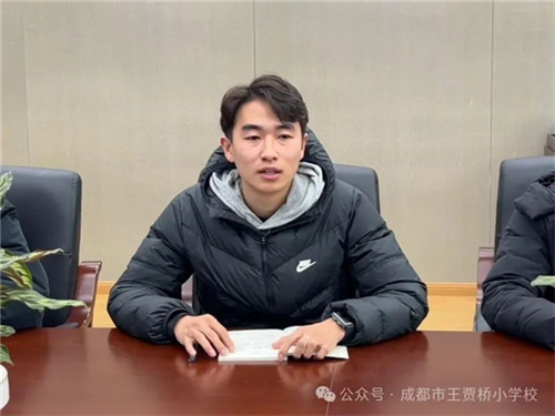 李聪聪老师讲话照片.jpg