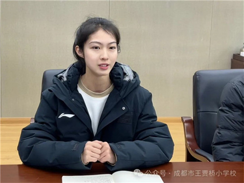 何灵丽老师讲话照片.jpg