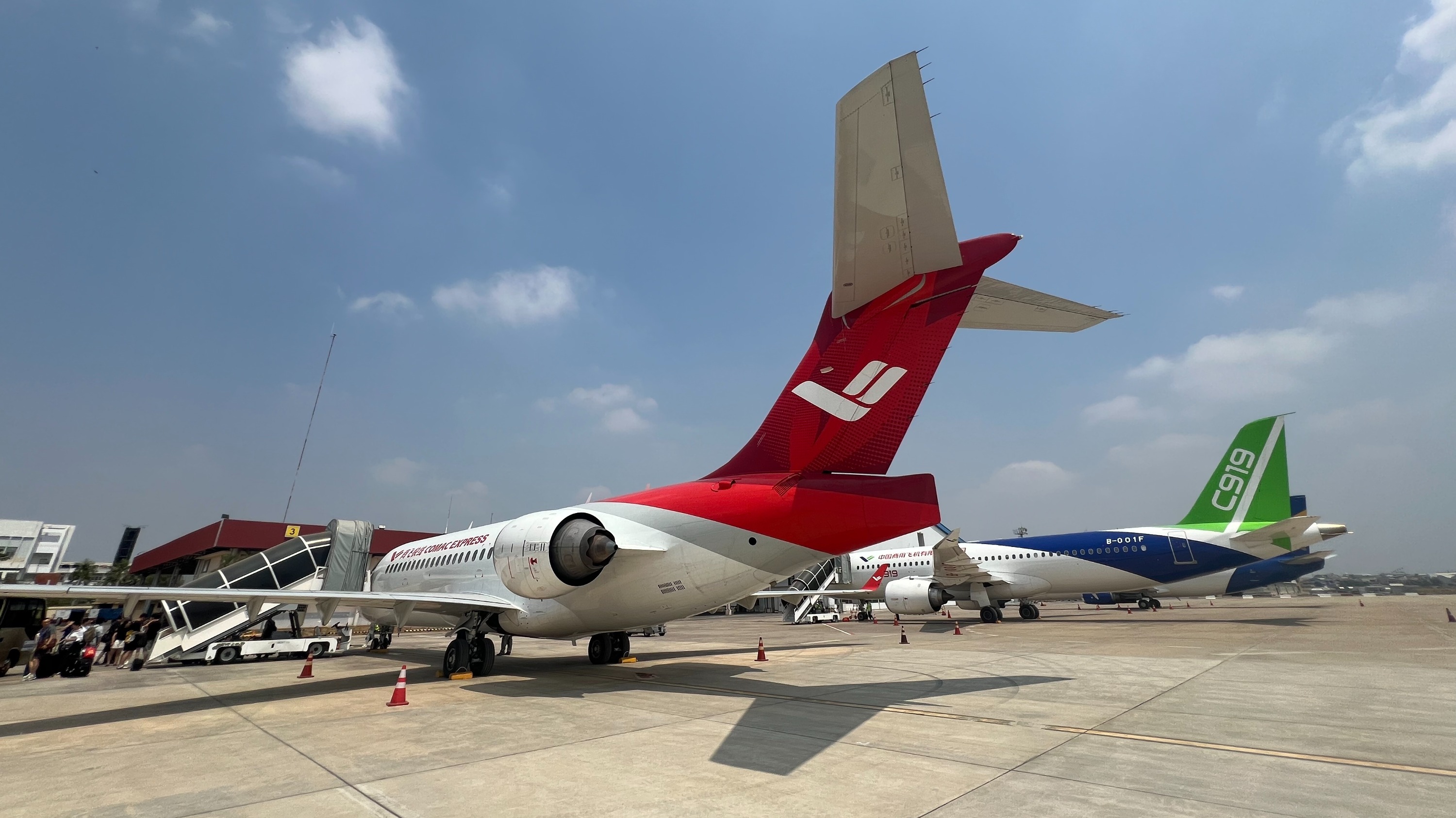 国产商用飞机C919及ARJ21首次飞抵柬埔寨