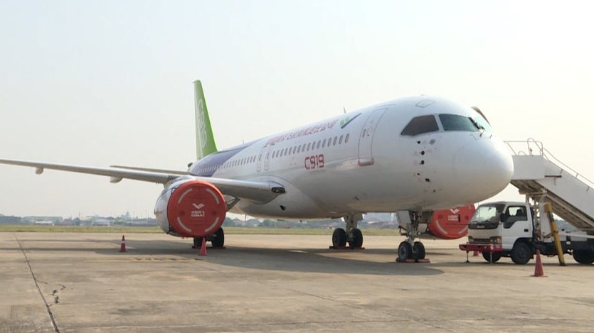 中国国产商用飞机ARJ21和C919首次亮相老挝