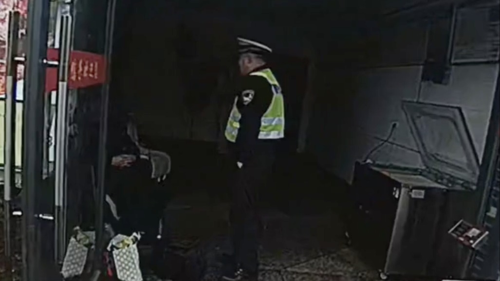 视频｜老人迷路后突发身体不适 成都民警暖心救助
