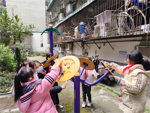 鼓楼小学党团队志愿者走进社区开展学雷锋志愿服务3.jpg