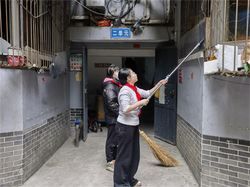 鼓楼小学党团队志愿者走进社区开展学雷锋志愿服务2.jpg