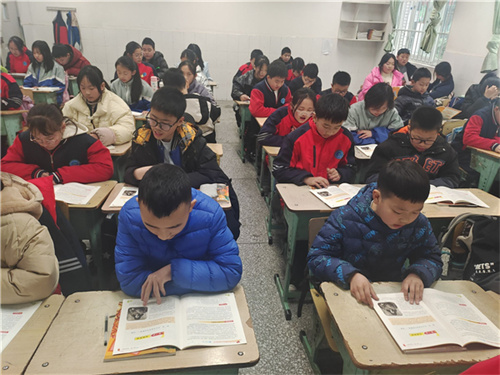 阅读雷锋书籍.jpg