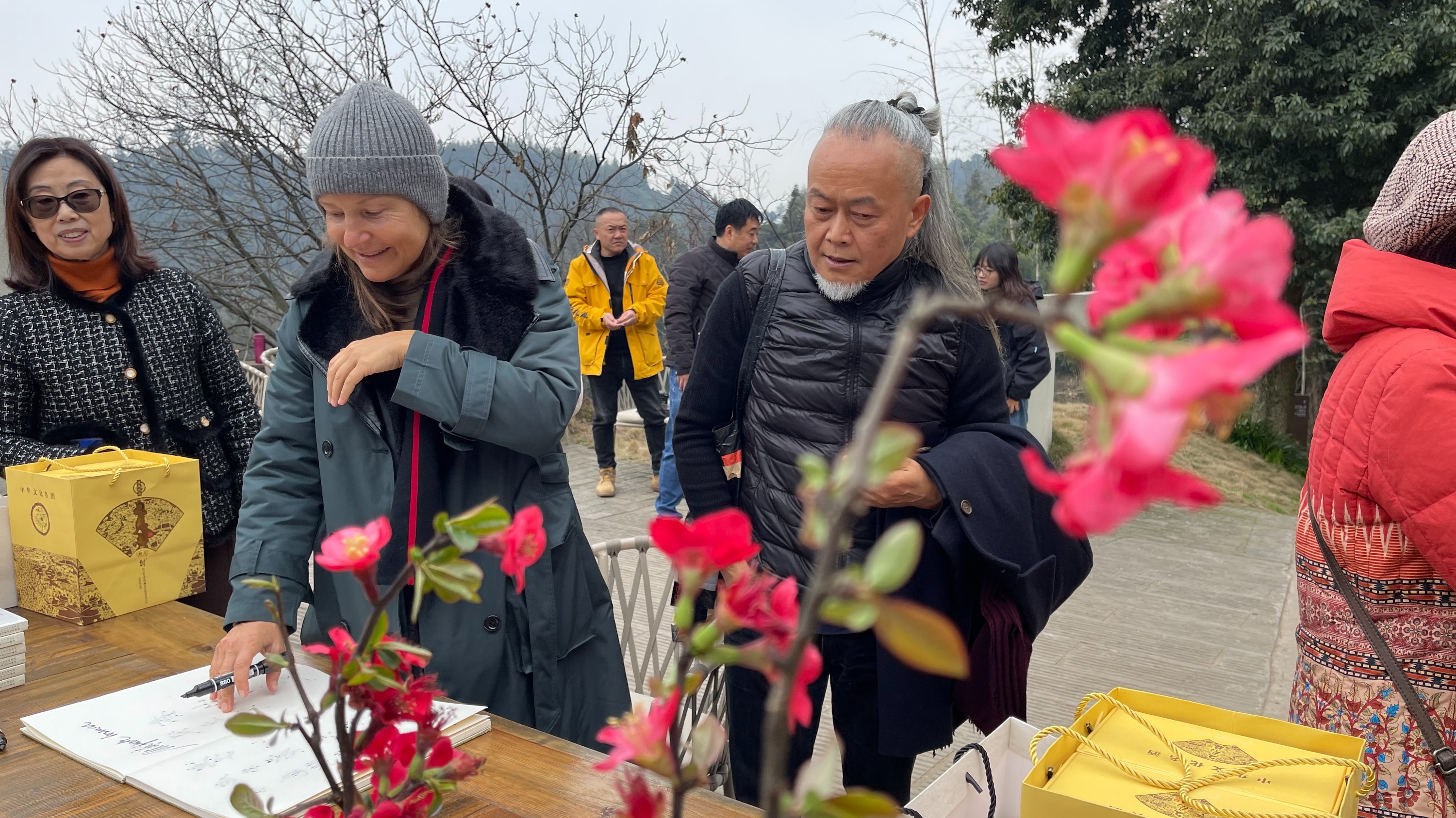 “喜迎世园会 花楸长歌行”第二届邛崃花楸山国际乡村诗歌节在平乐古镇举行﻿