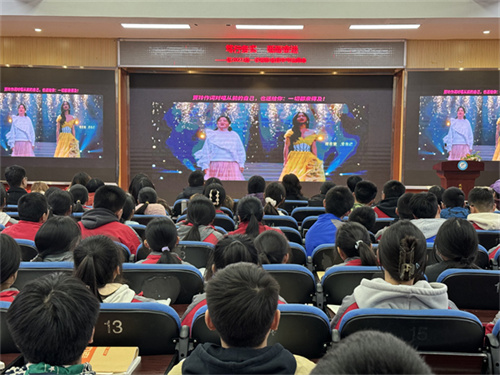 学生观看MV.JPG