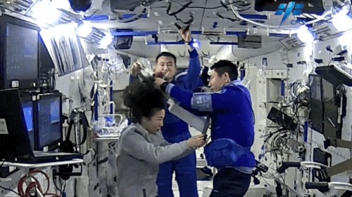 太空理发沙龙营业啦 快来看空间站里的“洗剪吹神器”→