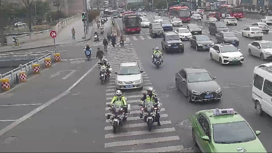 生死时速！成都交警为重危病人开道送医