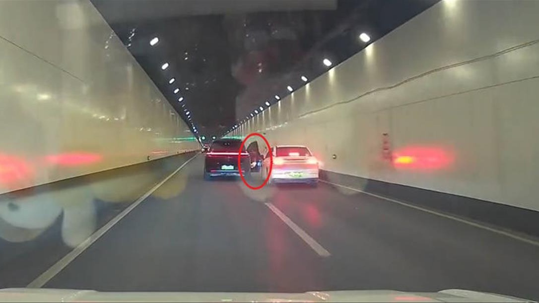隧道内打开车门恶意别车？西安警方通报：14岁男孩无证驾驶，开门者17岁