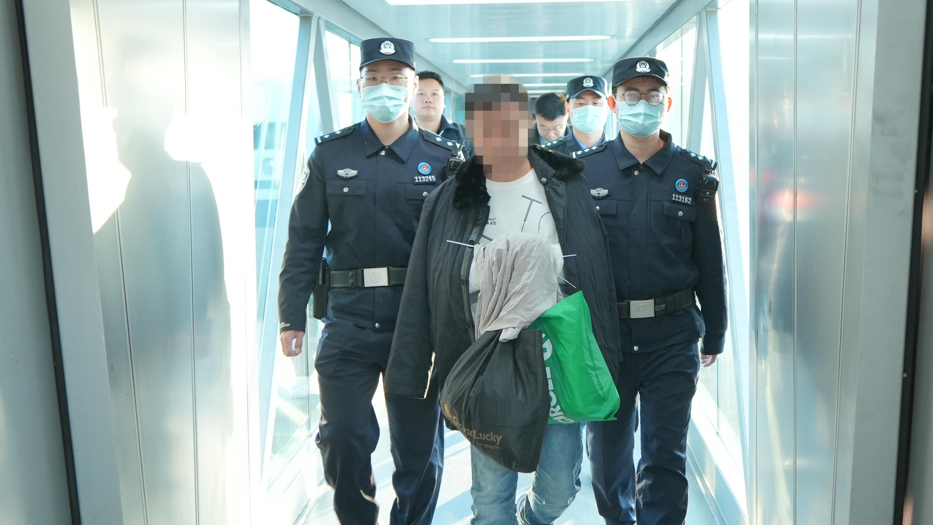 中印尼执法合作再添新成果 一名重要红通犯罪嫌疑人被押解回国