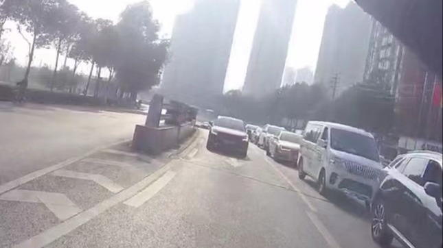 视频｜文明交通人人参与！成都交警开展违法占用公交专用车道专项整治行动