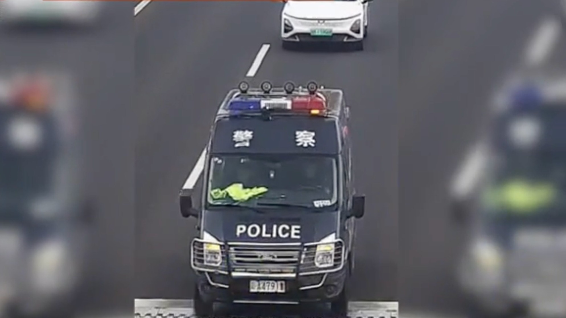 视频｜老人突发重病、严重吐血、失去意识…成都民警争分夺秒开辟出生命通道