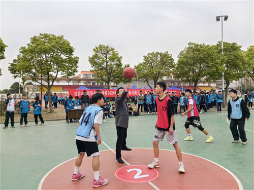 刘清太副校长为首场篮球赛开球.jpg
