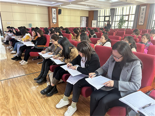 3班主任认真学习.jpg