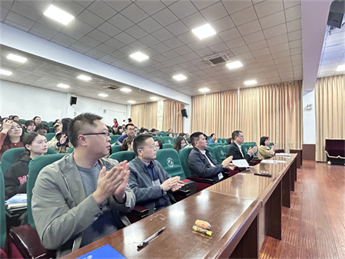 教师们听讲座.jpg