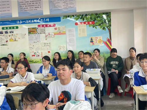 英语组老师听课.jpg