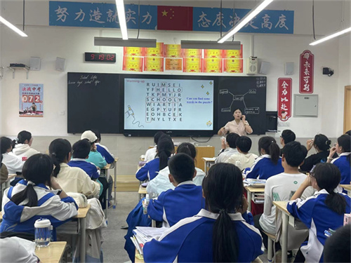 苏慧老师上课.jpg