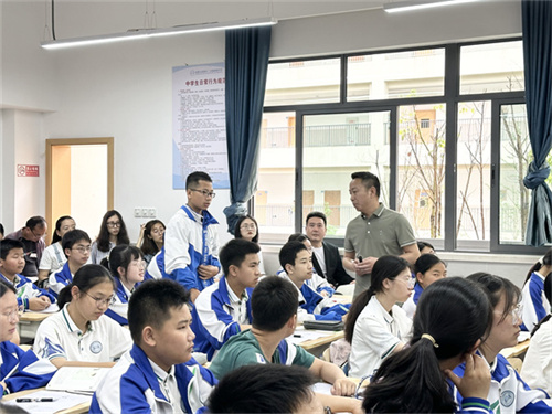 师生互动.jpg