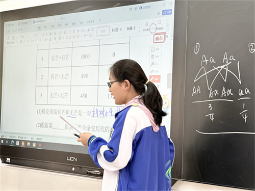 学生上台展学.jpg