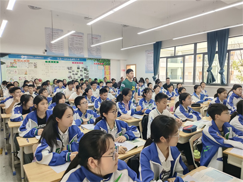 学生回答问题.jpg