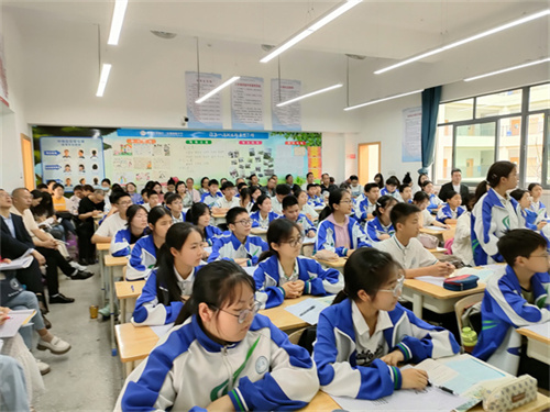 学生回答问题2.jpg