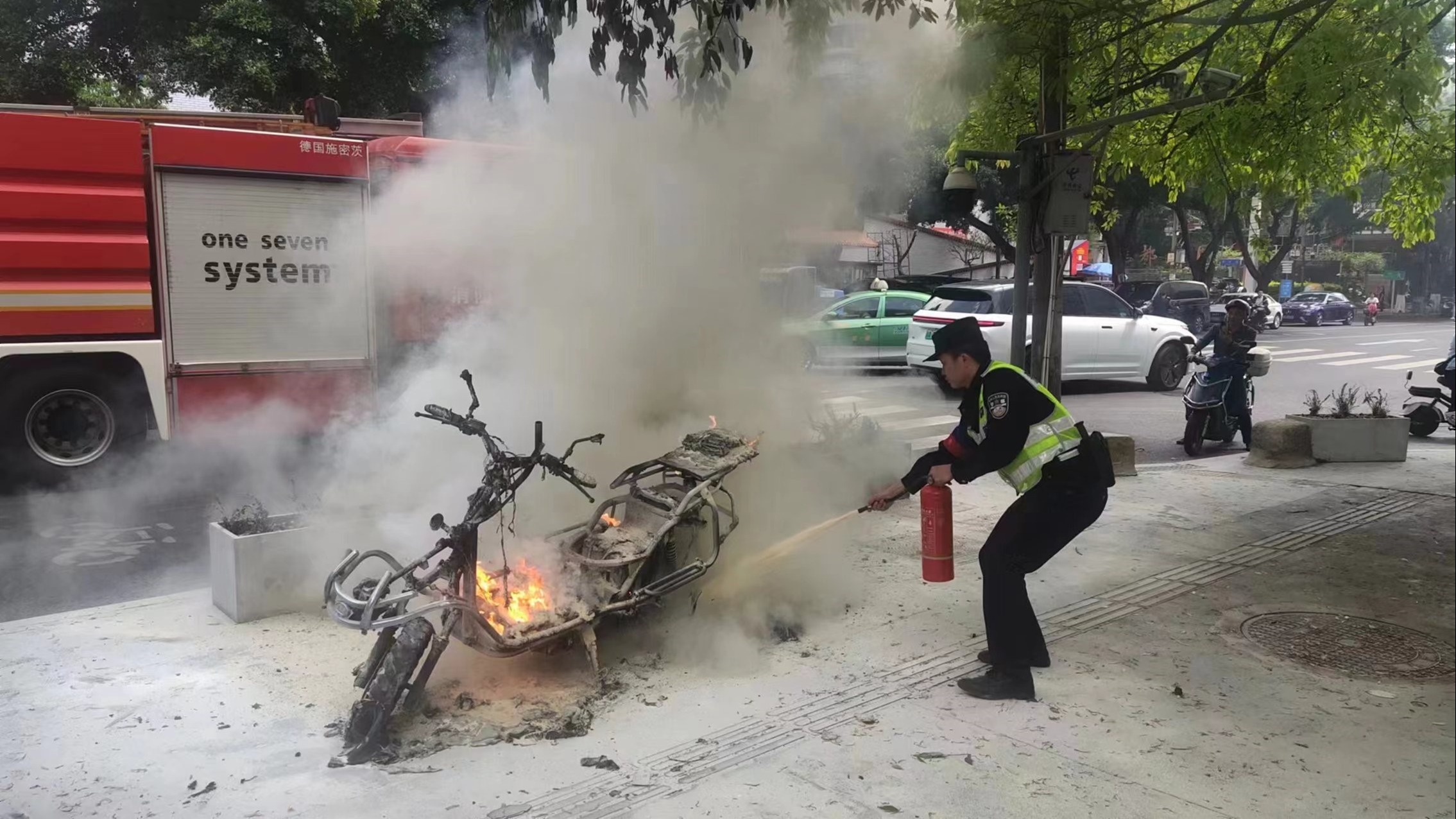 视频 | 电动车突发自燃 成都武侯巡警合力将火扑灭