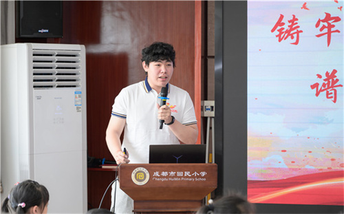 电子科大“信仰之光”宣讲团的大学生党员宣讲2.jpg