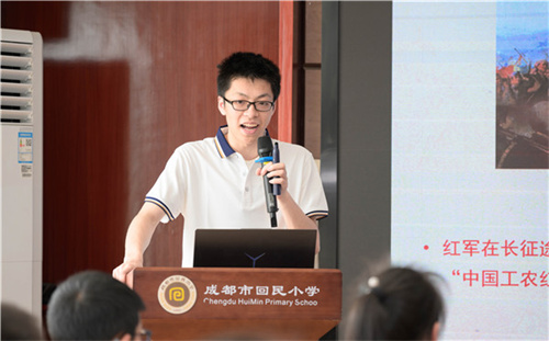 电子科大“信仰之光”宣讲团的大学生党员宣讲1.jpg