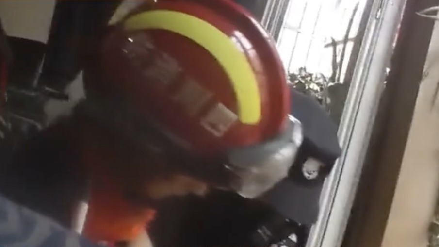 文明风景线｜中国好邻居！成都79岁婆婆挂9楼阳台，89岁大爷奋力拽住