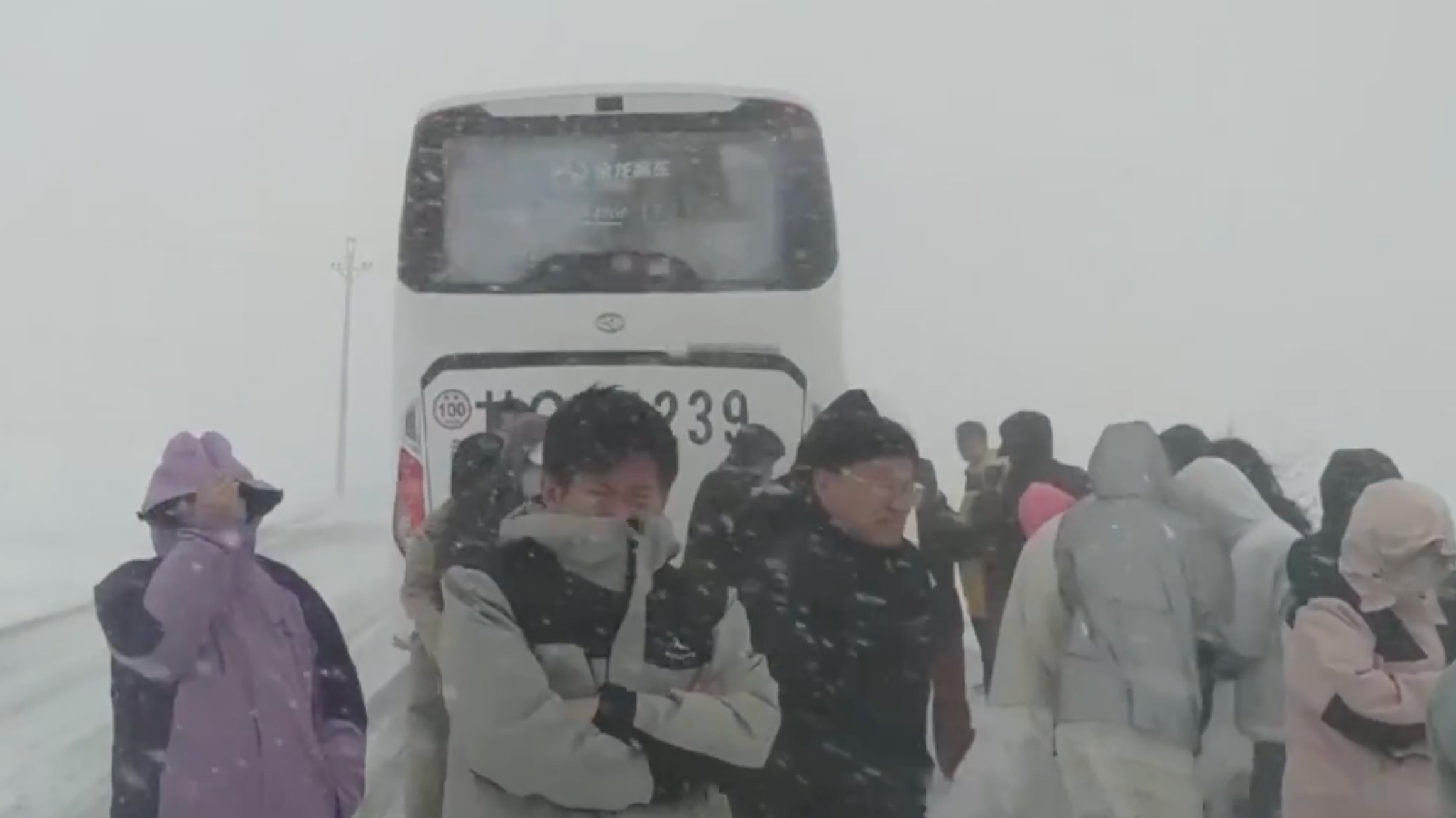 载42名游客大巴遭遇极端天气 青海多部门紧急救援