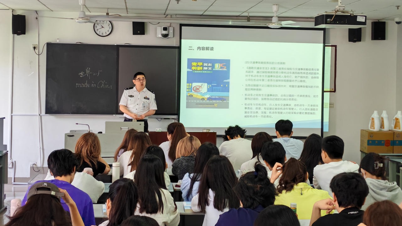 交通法规在心中 成都交警普法进校园