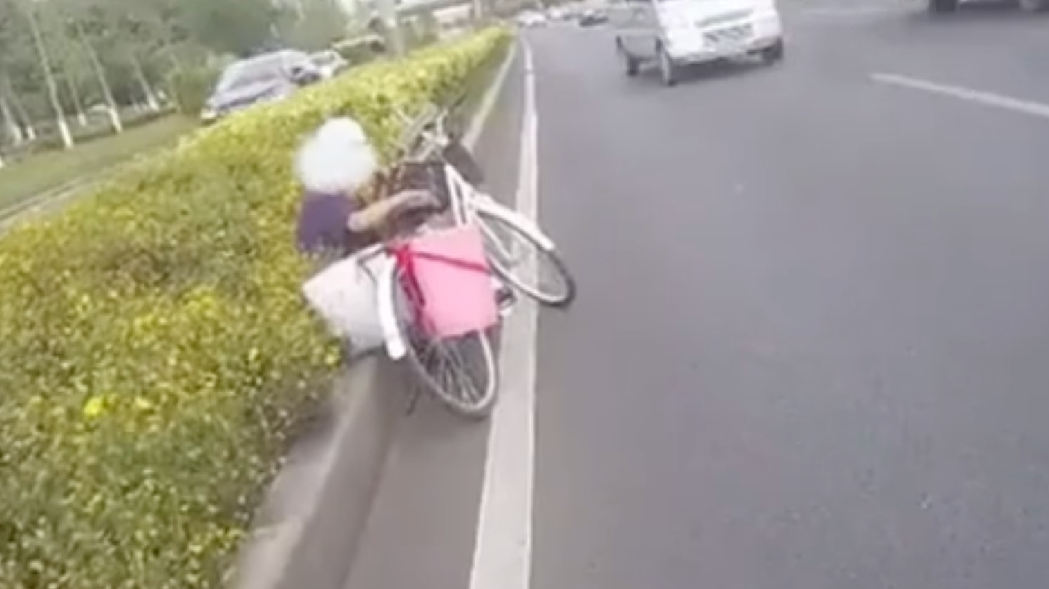 视频｜老人误上快速路 幸好他们及时出现