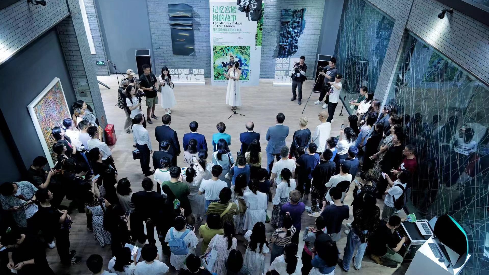 读懂树的故事 爱尔兰艺术家倪芙瑞莲画展在蓉开幕