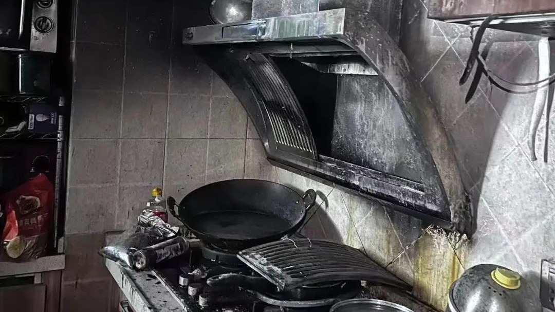 点赞！邻居家起火 他飞身扑救1分钟灭火保平安