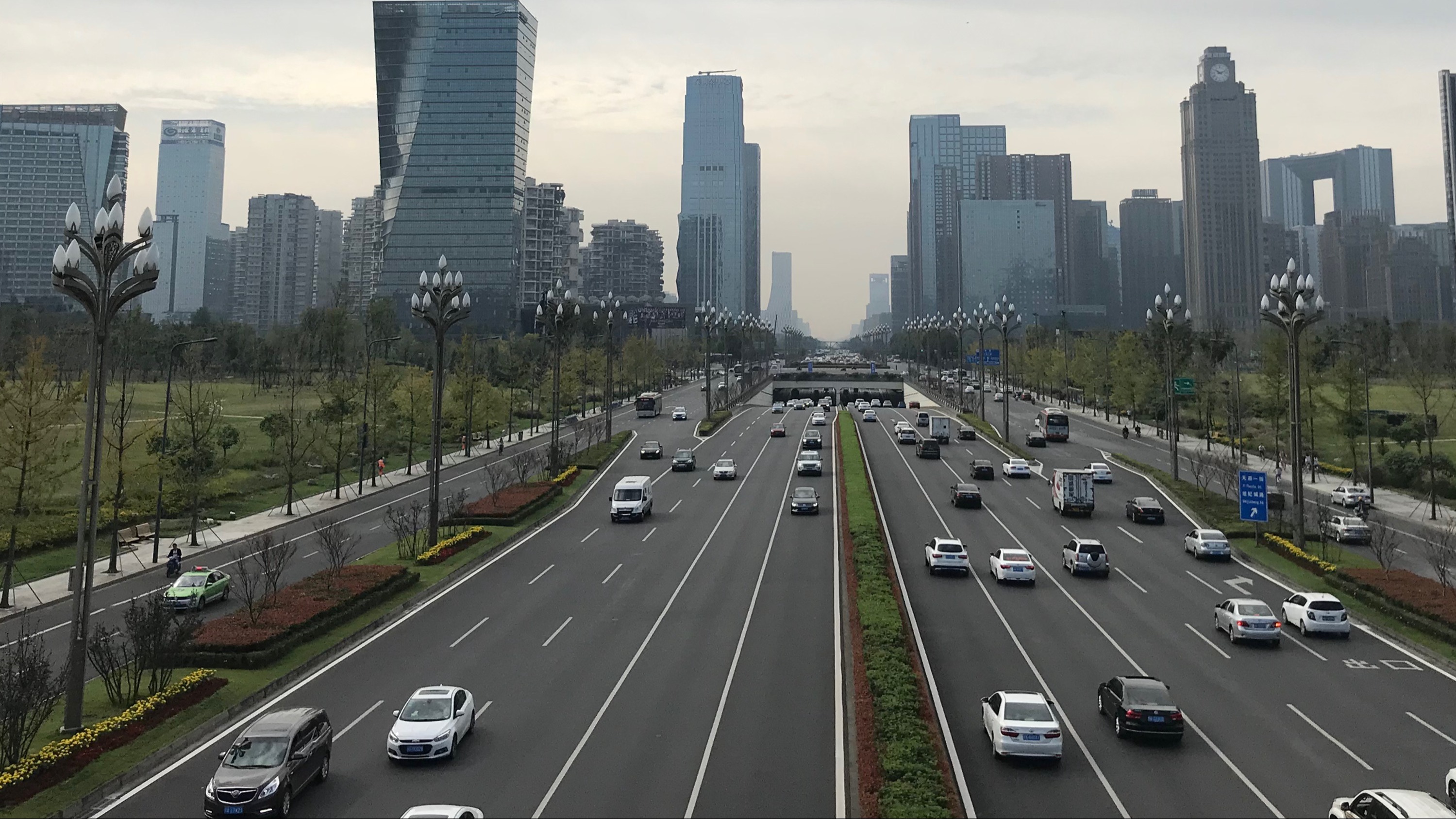 “量价齐升”！中国新能源汽车产业十年取得显著成就