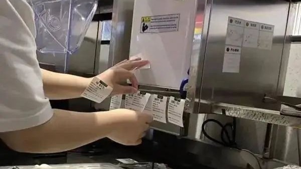 视频｜茉酸奶被曝用过期原料 涉事门店被立案调查