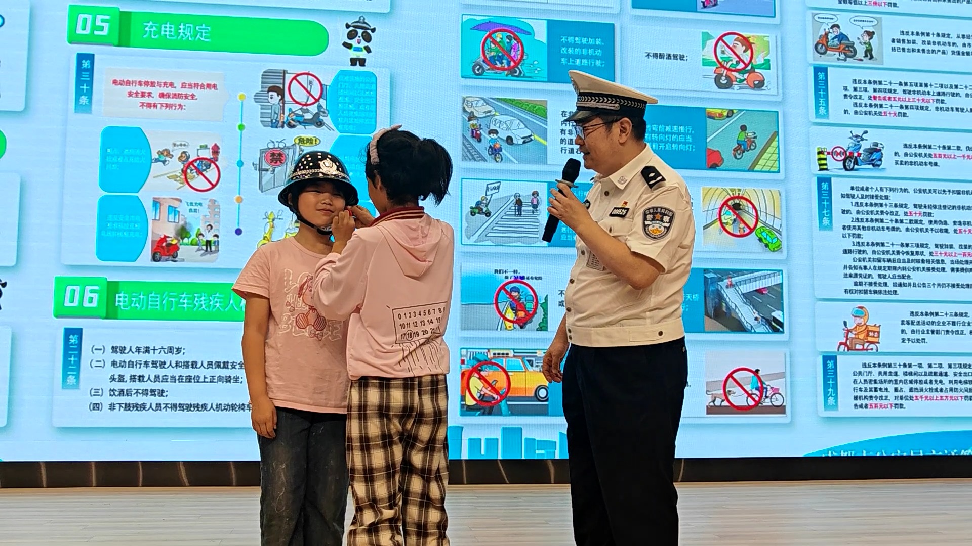 守护“六一”安全行 成都交警进校园开展安全教育