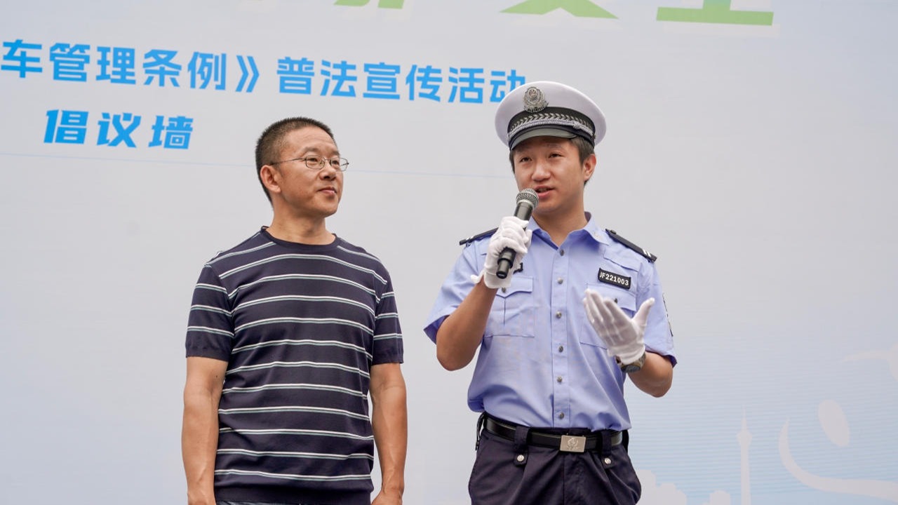 成都交警举办“新规启航 守护安全”宣传活动