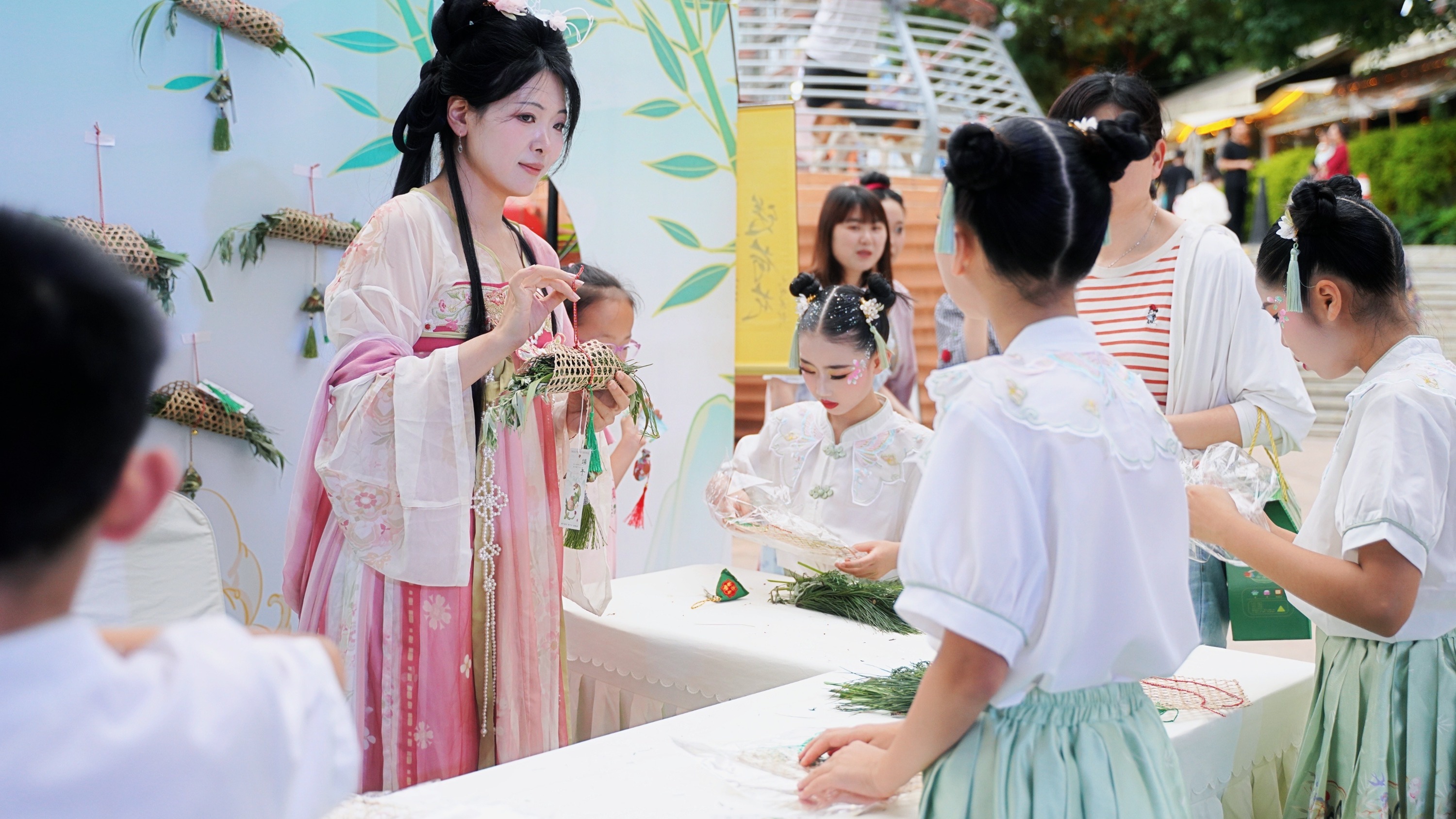 “屈原”游江、挂艾草...端午文化活动亮相锦江河畔