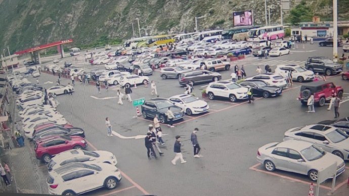 端午假期首日，成都周边高速部分路段车多缓行