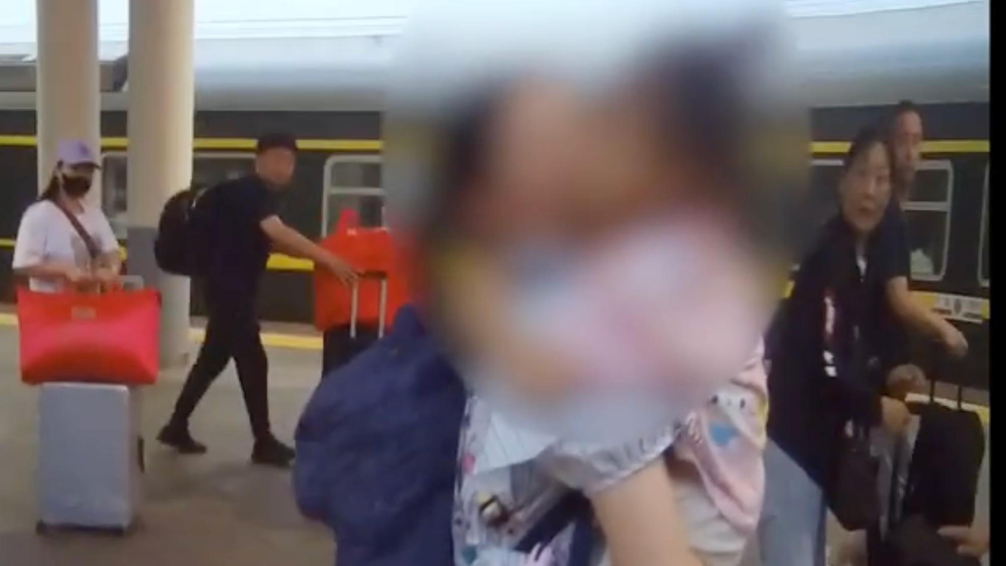视频｜3岁女童不慎跌落站台 成都铁路乘警秒救回！