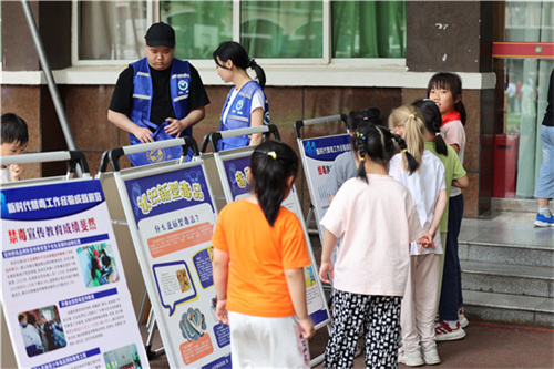 观看禁毒展览2.JPG