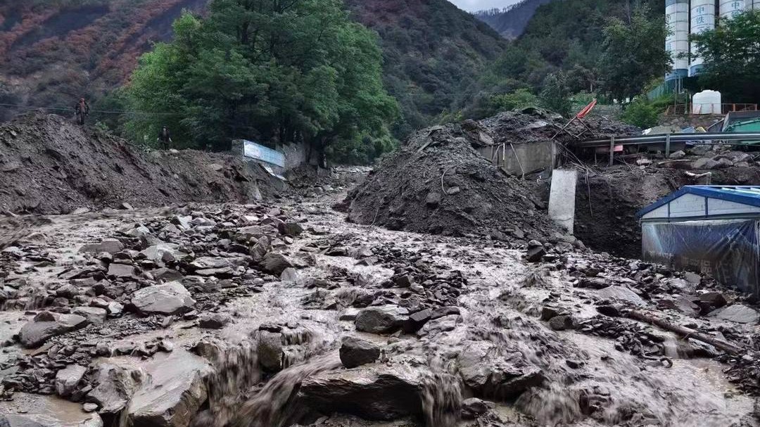 强降雨造成国道G318线四川雅江段断道