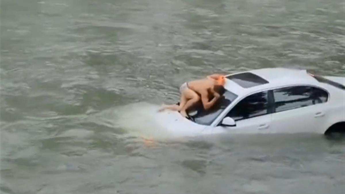 文明风景线｜汽车坠入激流 这群成都人跳水砸窗 展开生死营救！