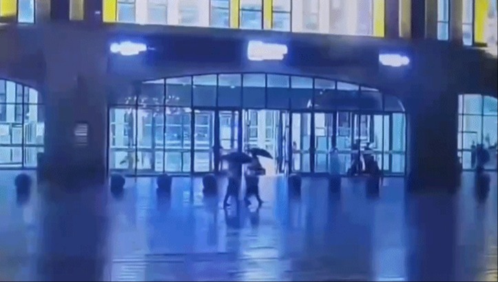 两旅客在火车站广场遭雷击 雷雨天莫在空旷处打伞！避险指南